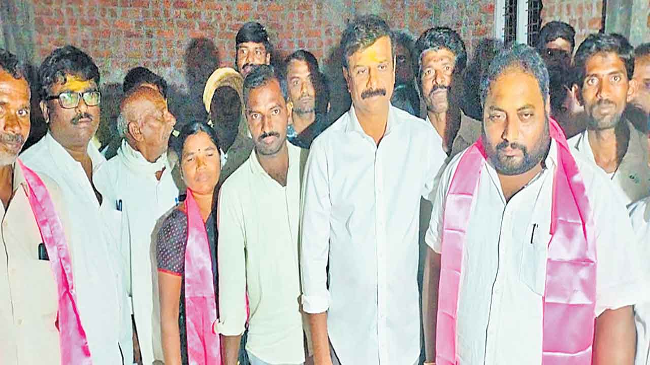 బీజేపీ నుంచి బీఆర్‌ఎస్‌లో సర్పంచ్‌ చేరిక