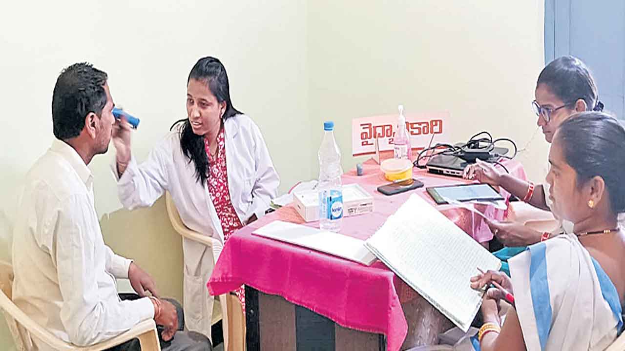 ఉమ్మడి జిల్లాలో కొనసాగుతున్న కంటివెలుగు కార్యక్రమం