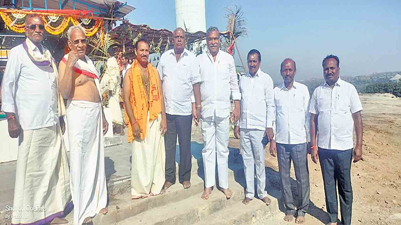 భక్తిమార్గంలో నడవాలి