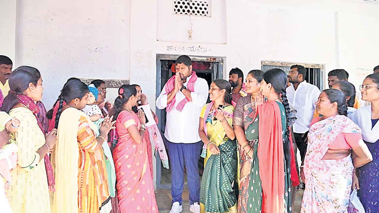 ప్రగతి నివేదన యాత్రకు నీరాజనం