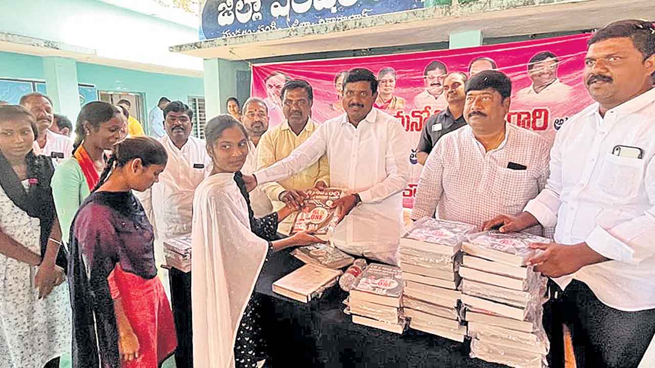 మండల టాపర్ల కు బహుమతులు ఇస్తాం