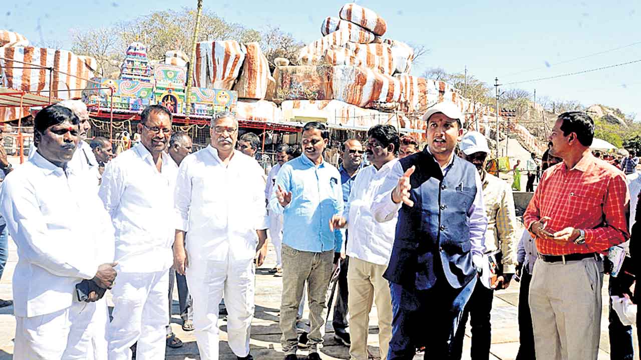 ఏడుపాయల జాతరకు ఏర్పాట్లు చేయండి