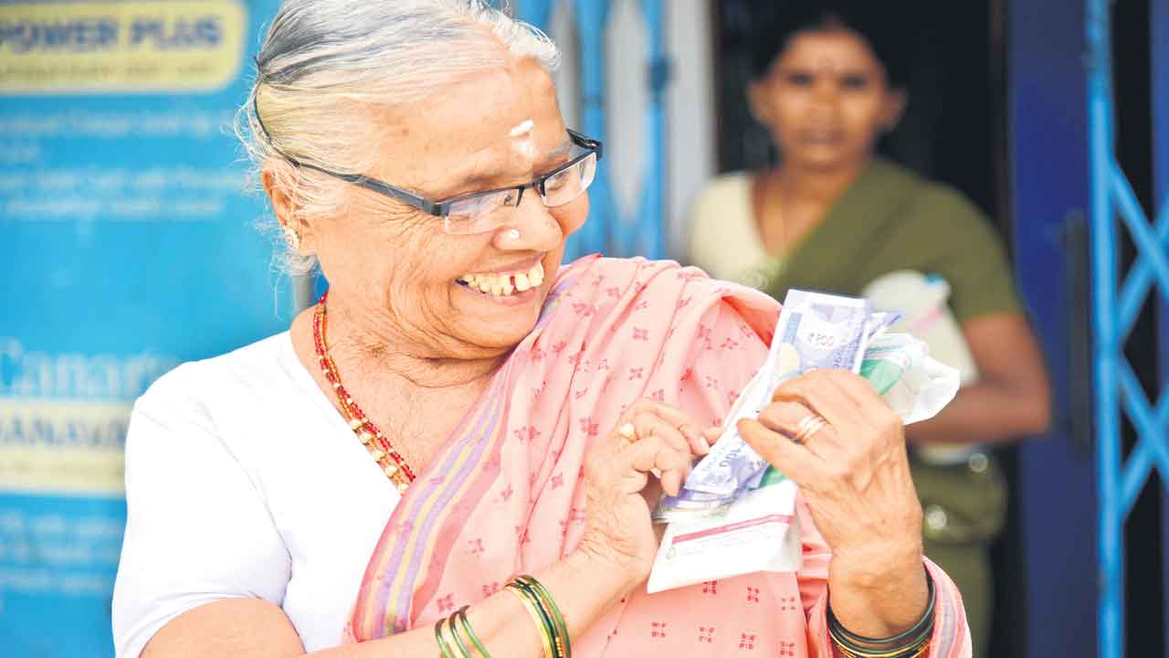 వృద్ధాప్య, వితంతు పింఛన్‌ లబ్ధిదారులకు భరోసా.. 15 రోజుల్లోనే పింఛన్‌ ‘ఆసరా’ నిబంధనలు సడలింపు