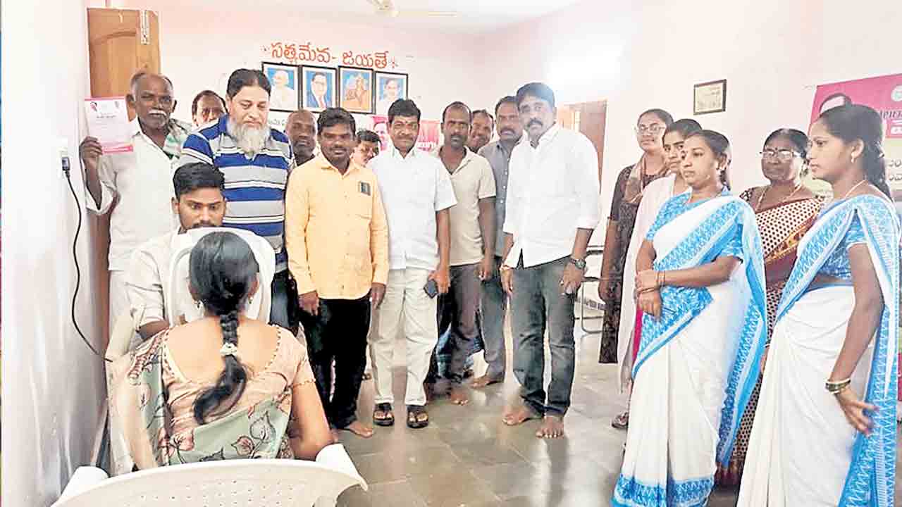 భవితకు వెలుగు.. విజయవంతంగా సాగుతున్న కంటి వెలుగు కార్యక్రమం