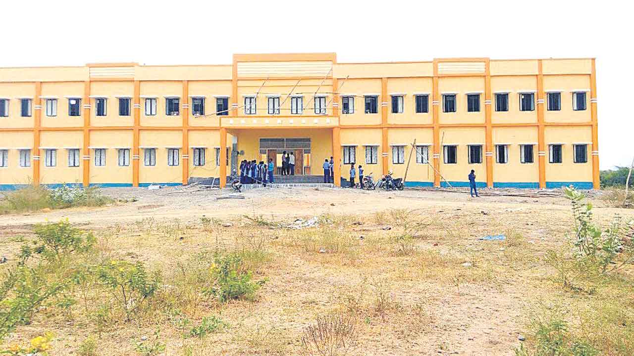 మోడల్‌ స్కూల్‌ పిలుస్తోంది..