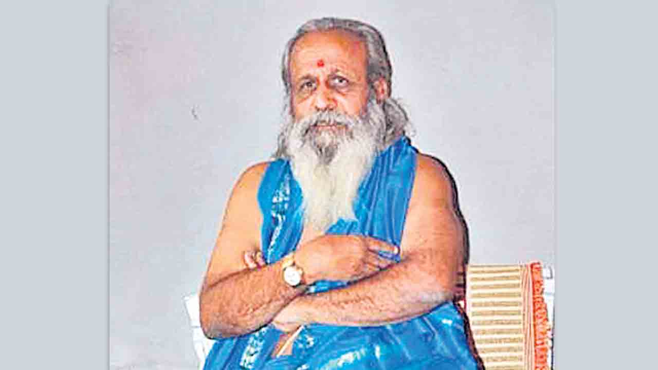 నిలువెత్తు సరస్వతీ మూర్తి