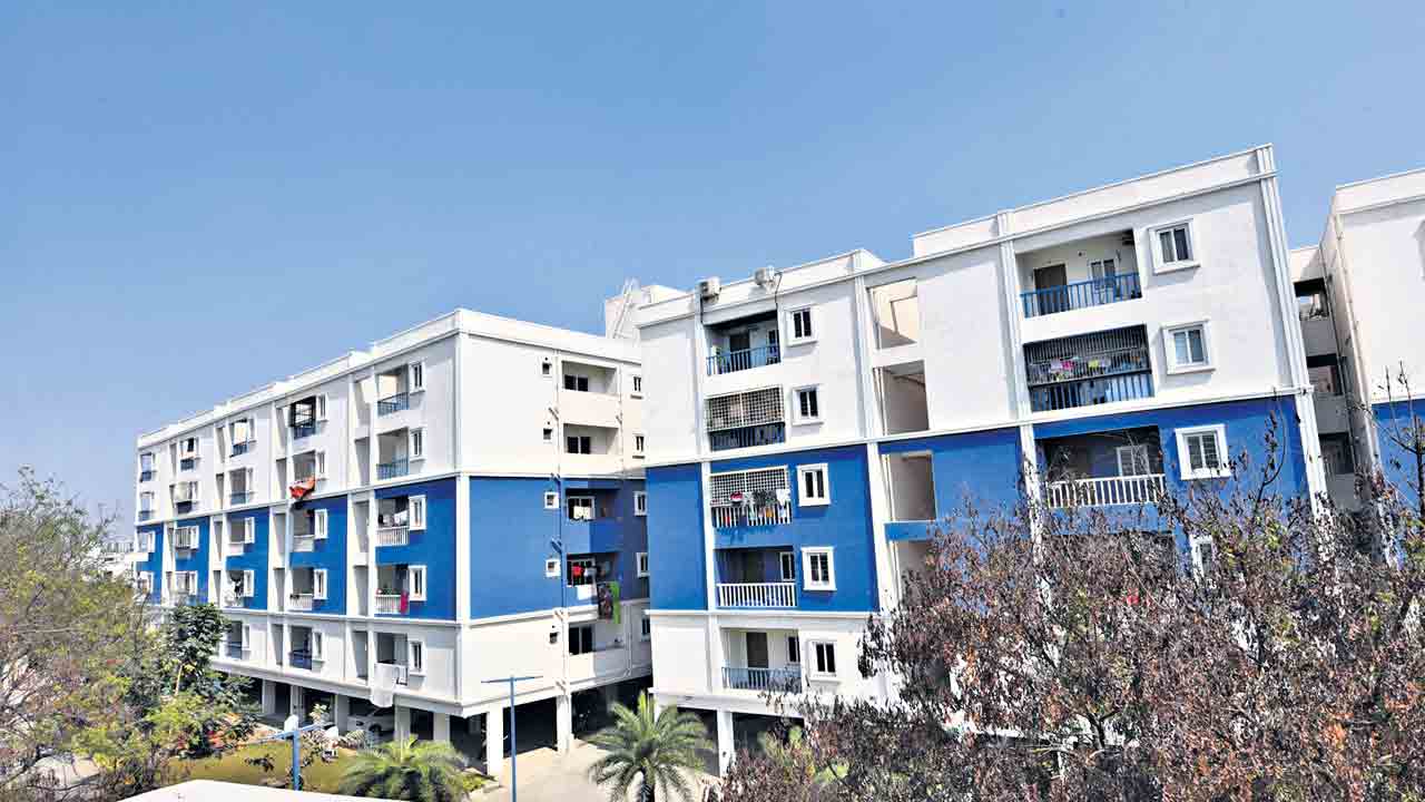 విలాసవంతమైన విల్లాలు.. ఆకాశ హర్మ్యాలు..