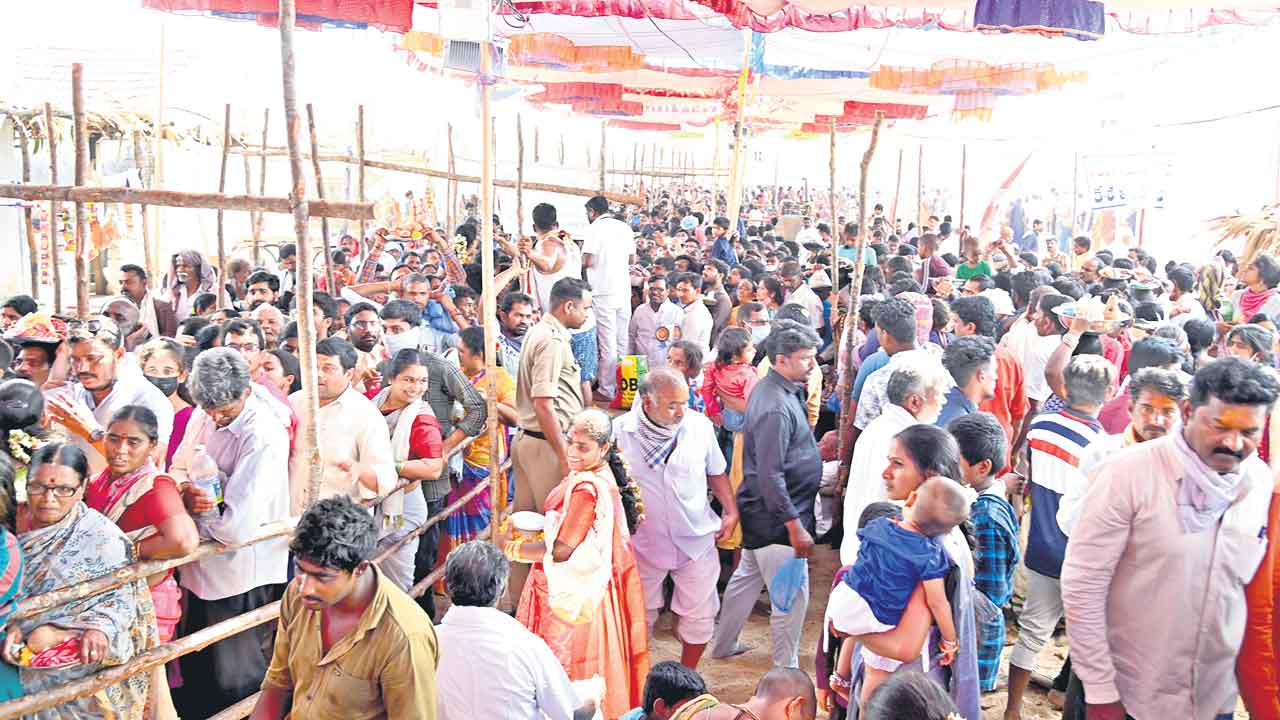 శివరాత్రి సందర్భంగా శైవక్షేత్రాలకు పోటెత్తిన భక్తులు