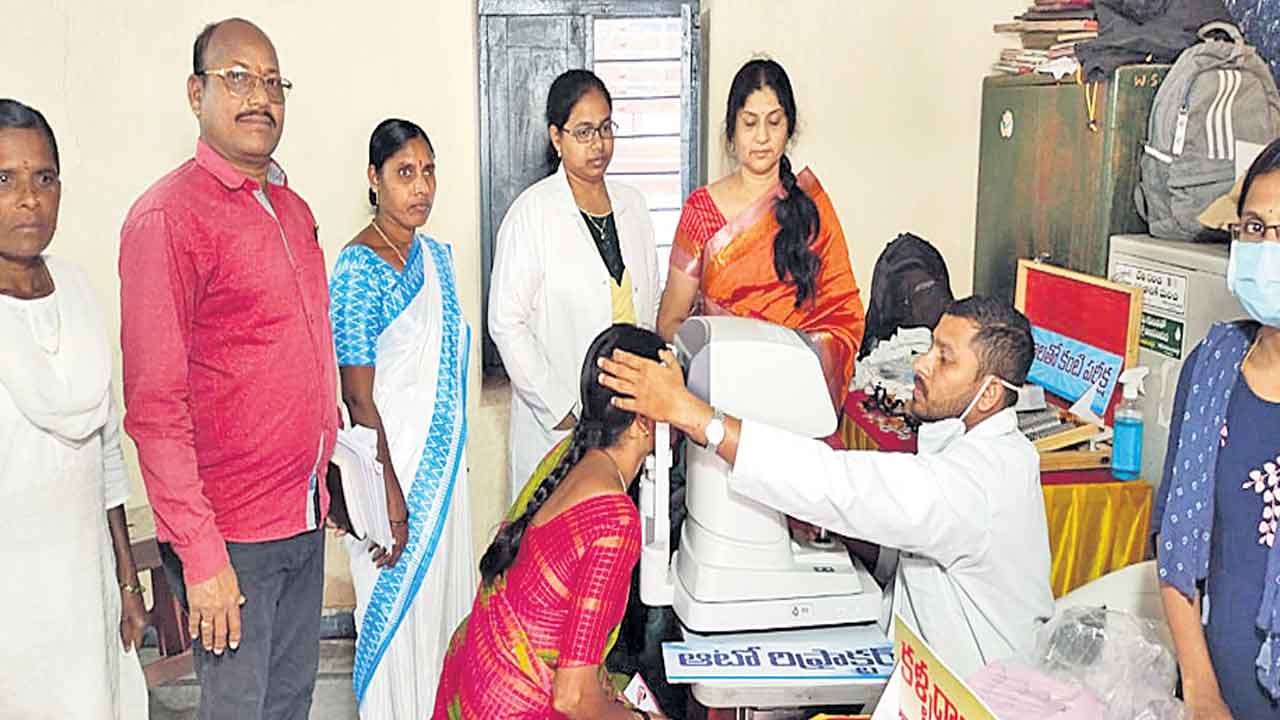 11 రోజుల్లో 13 వేల మందికి కంటి పరీక్షలు