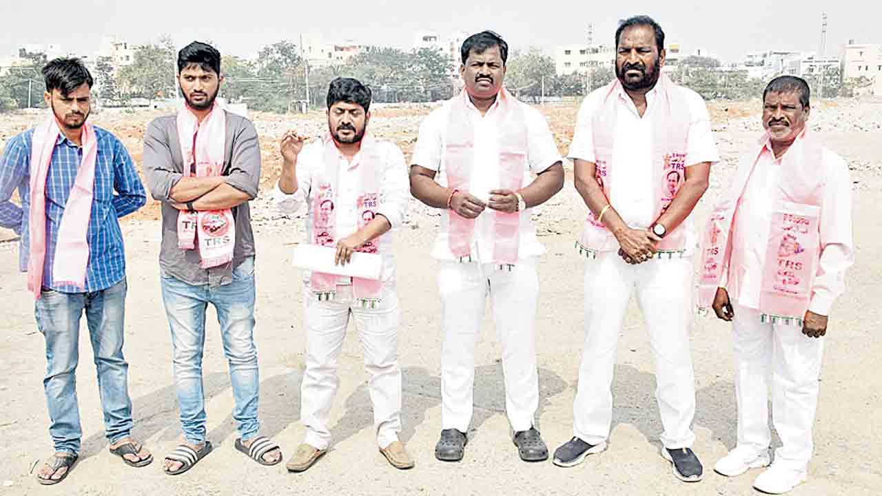 కాంగ్రెస్‌ నేతలు చిల్లర రాజకీయాలు మానుకోవాలి