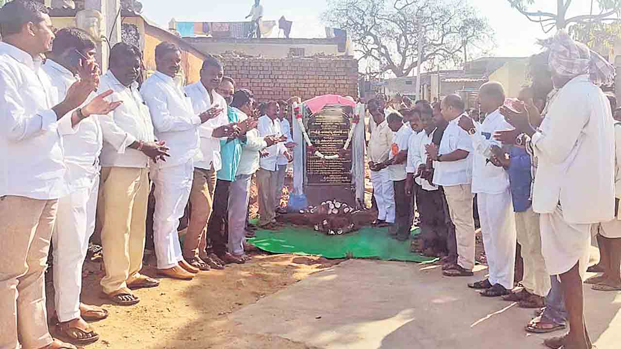 అభివృద్ధ్ది పనులకు అధిక ప్రాధాన్యత