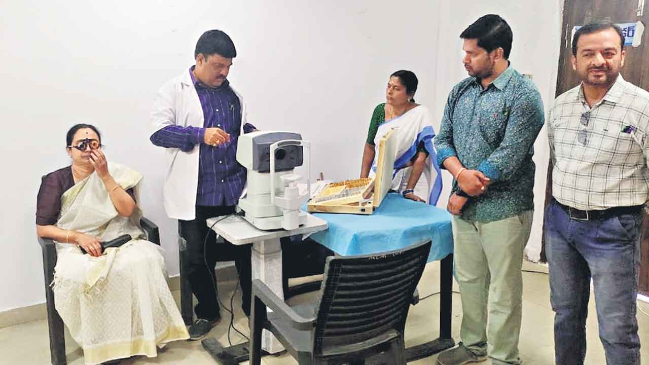 పేదల కండ్లలో వెలుగులు