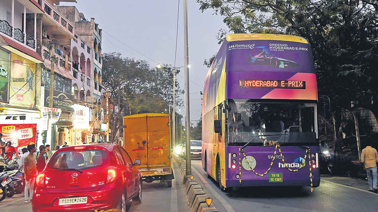 డబుల్‌ డెకర్‌ రైట్‌.. రైట్‌.. హైదరాబాద్‌ రోడ్లపై మళ్లీ పరుగులు