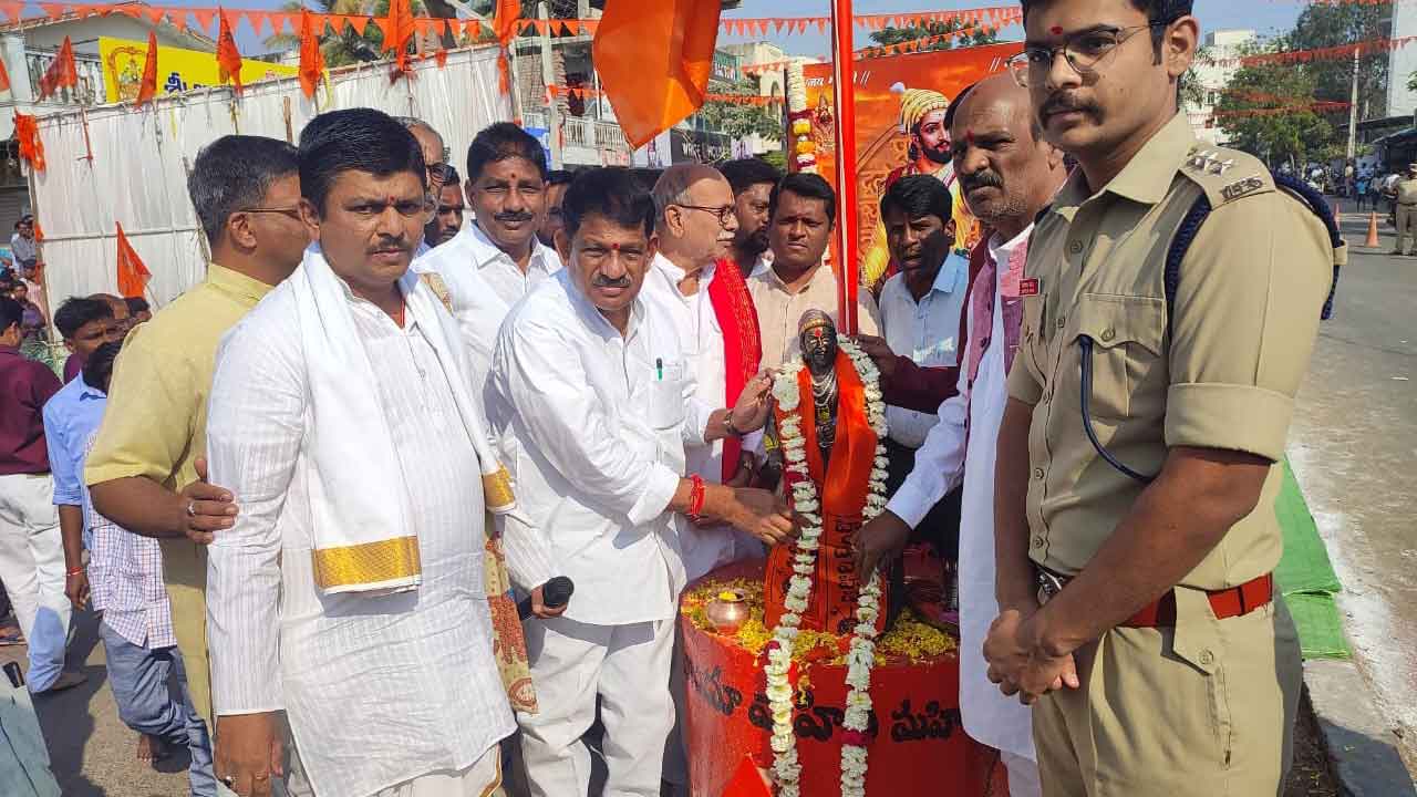 శివాజీ అడుగు జాడల్లో నడవాలి