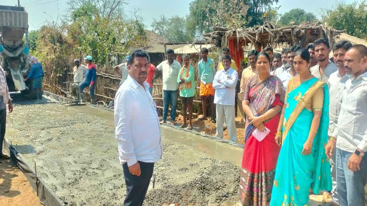 ఒకేరోజు ఎనిమిది సీసీ రోడ్ల నిర్మాణం