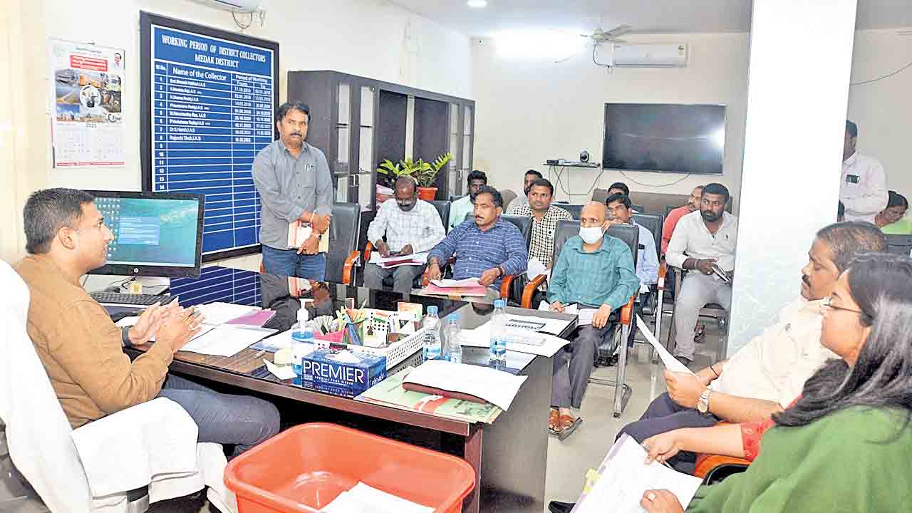 ఇండ్ల నిర్మాణం వేగంగా పూర్తి చేయాలి