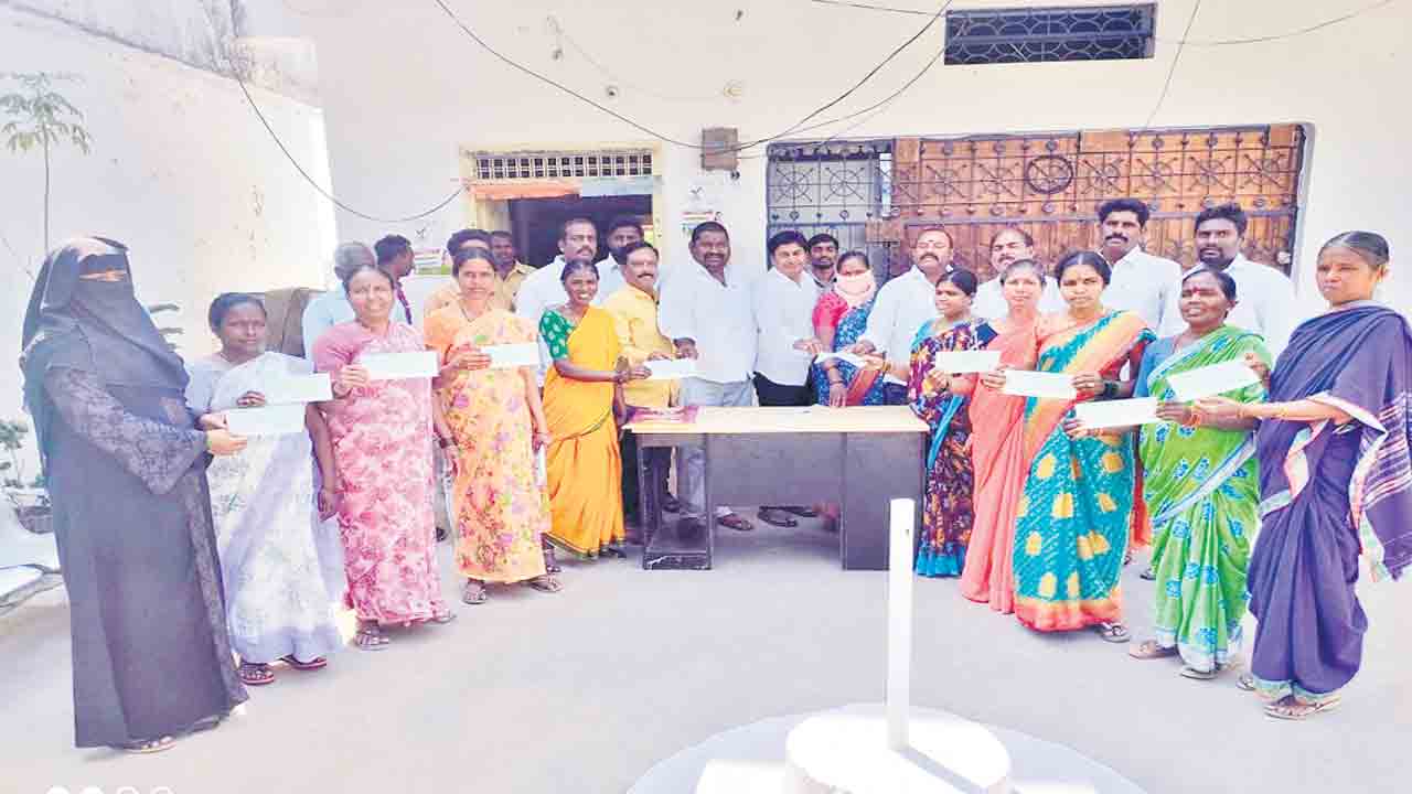 కల్యాణ లక్ష్మి చెక్కుల పంపిణీ