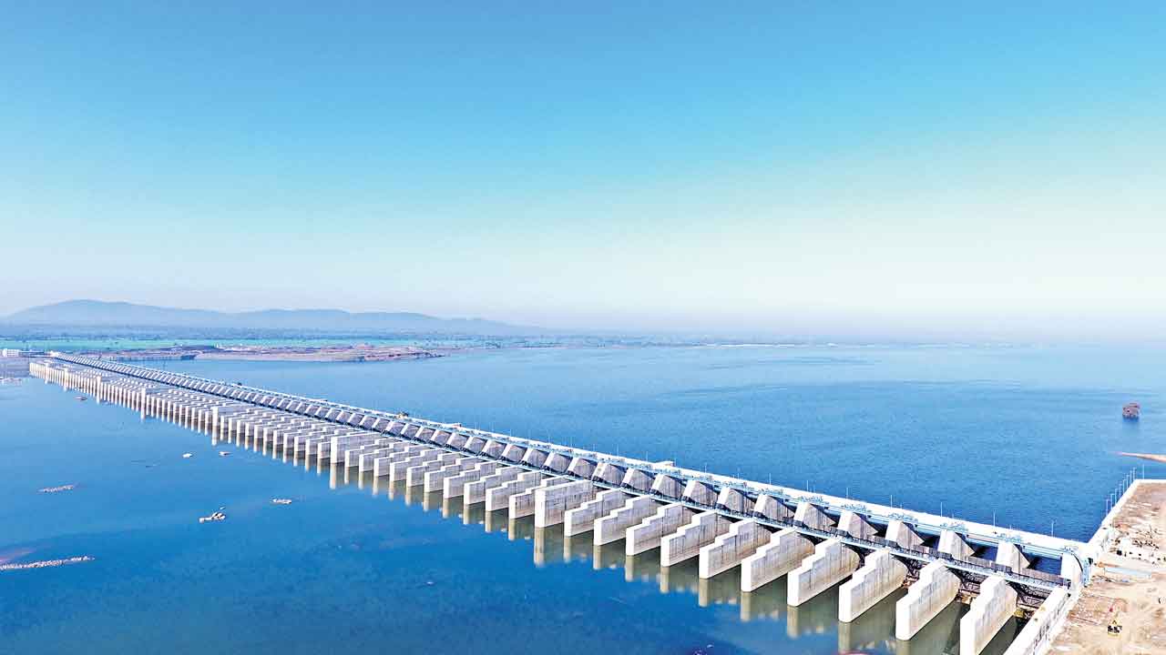 కాళేశ్వరంపై బురద రాజకీయం.. ప్రతిపక్ష నేతల కుత్సిత ఆరోపణలు