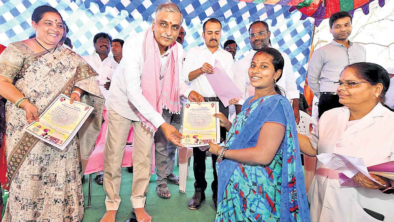 త్వరలో విద్యార్థుల మెస్‌చార్జీల పెంపు