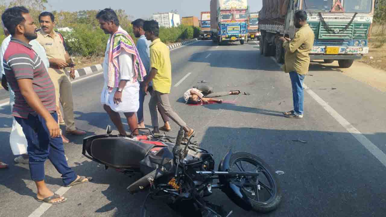 వేర్వేరు రోడ్డు ప్రమాదాల్లో ఐదుగురు మృతి