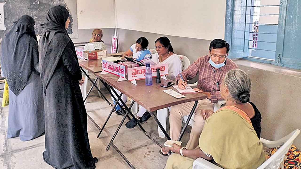 2,230 మందికి కంటి పరీక్షలు