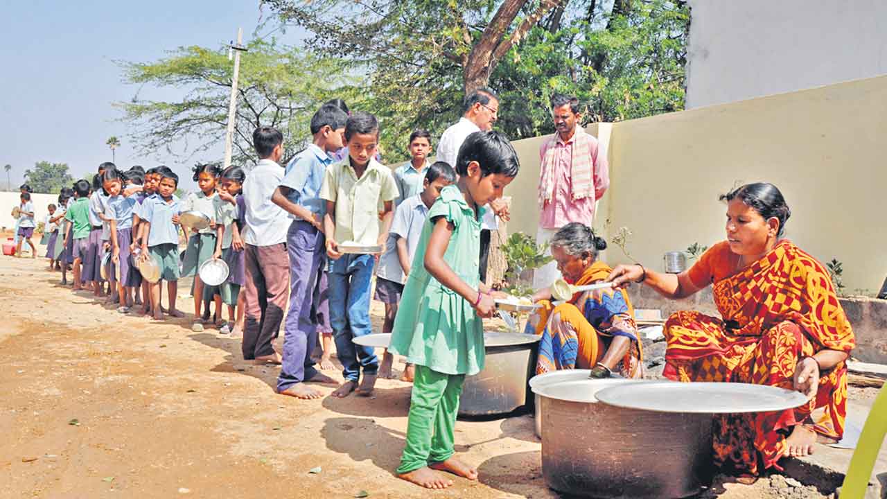 మధ్యాహ్న భోజన నిర్వాహకుల గౌరవ వేతనం పెంపు