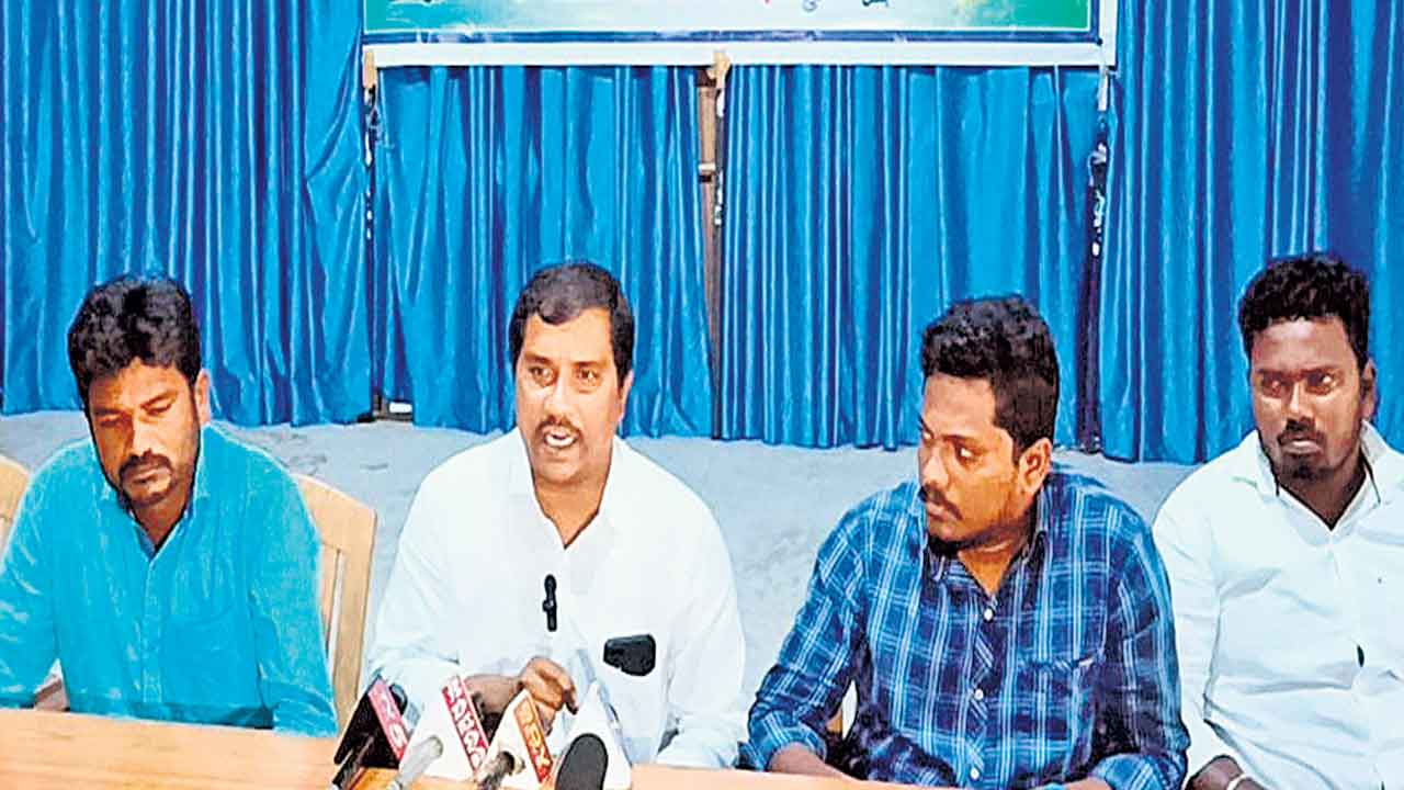 మోదీపై కేసీఆర్‌ పోరాటం చేస్తుంటే.. జగనేమో మోకరిల్లారు!