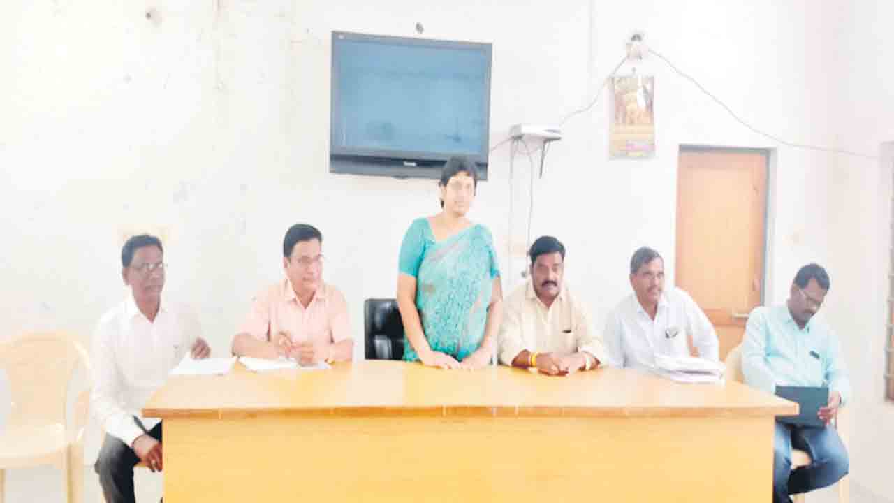 అభివృద్ధి పనుల్లో వేగం పెంచాలి