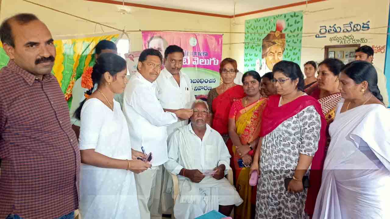 పేదల కళ్లల్లో వెలుగులు