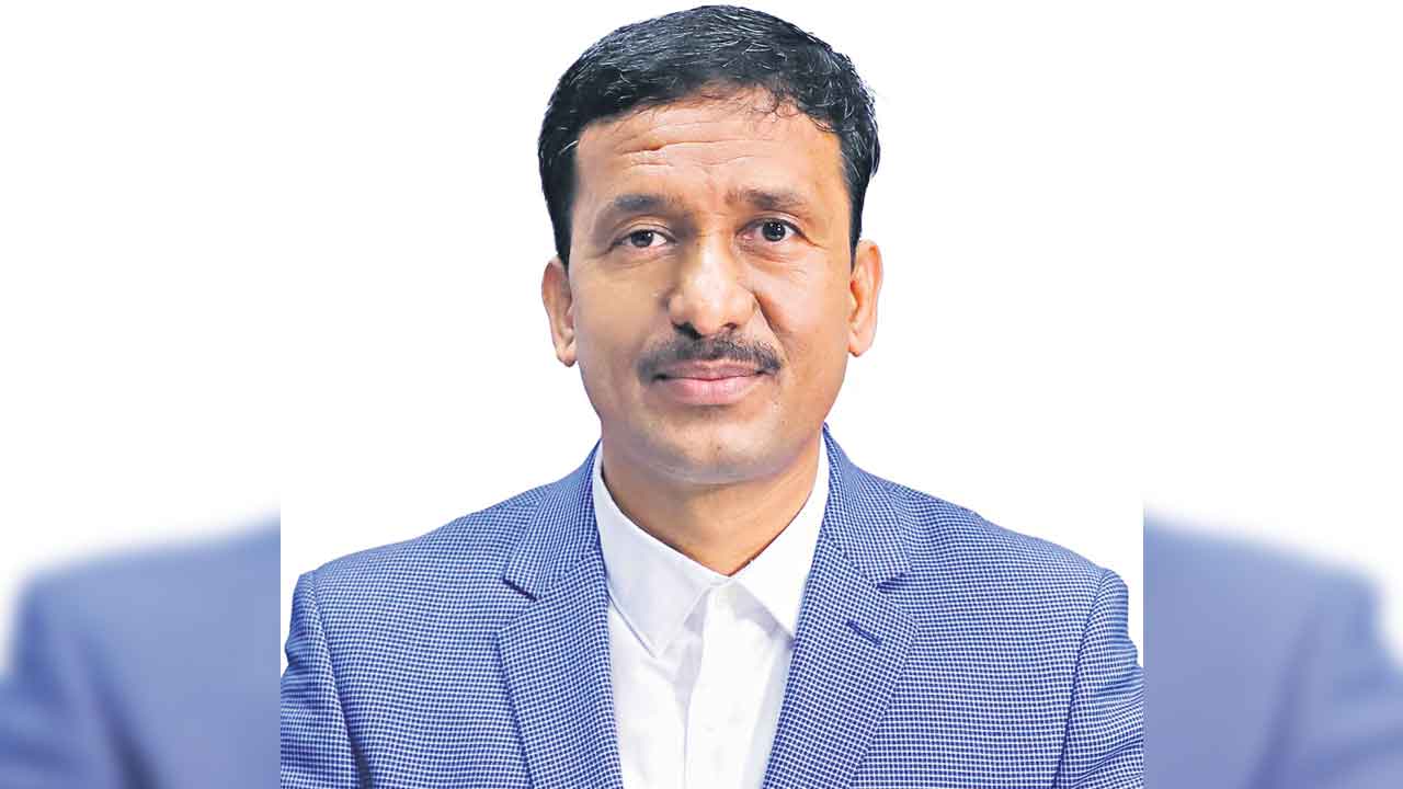 సింగరేణిలో వైద్యానికి అధిక ప్రాధాన్యం : డైరెక్టర్‌