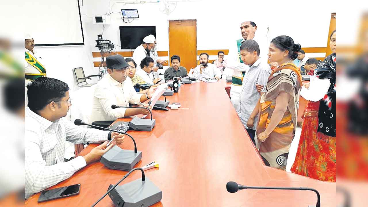 అర్జీలను ఎప్పటికప్పుడు పరిష్కరించాలి