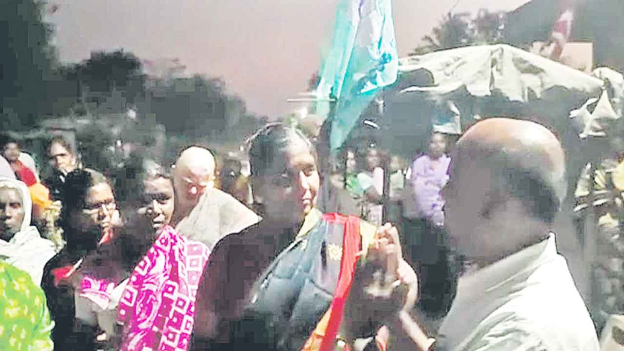 తెలంగాణ ద్రోహి వైఎస్‌ విగ్రహం పెట్టొద్దు