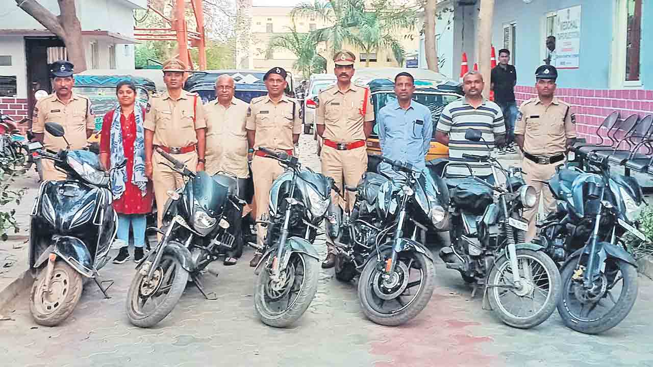 పట్టుబడిన వాహనాల దొంగలు