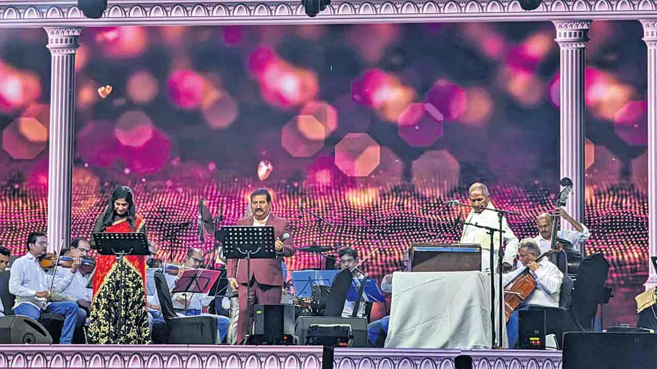 Ilayaraja Music Concert | స్వరాల ఊయలలో ఓలలాడిన నగరం.. ఇళయరాజ సంగీత కచేరి ఫొటో గ్యాలరీ