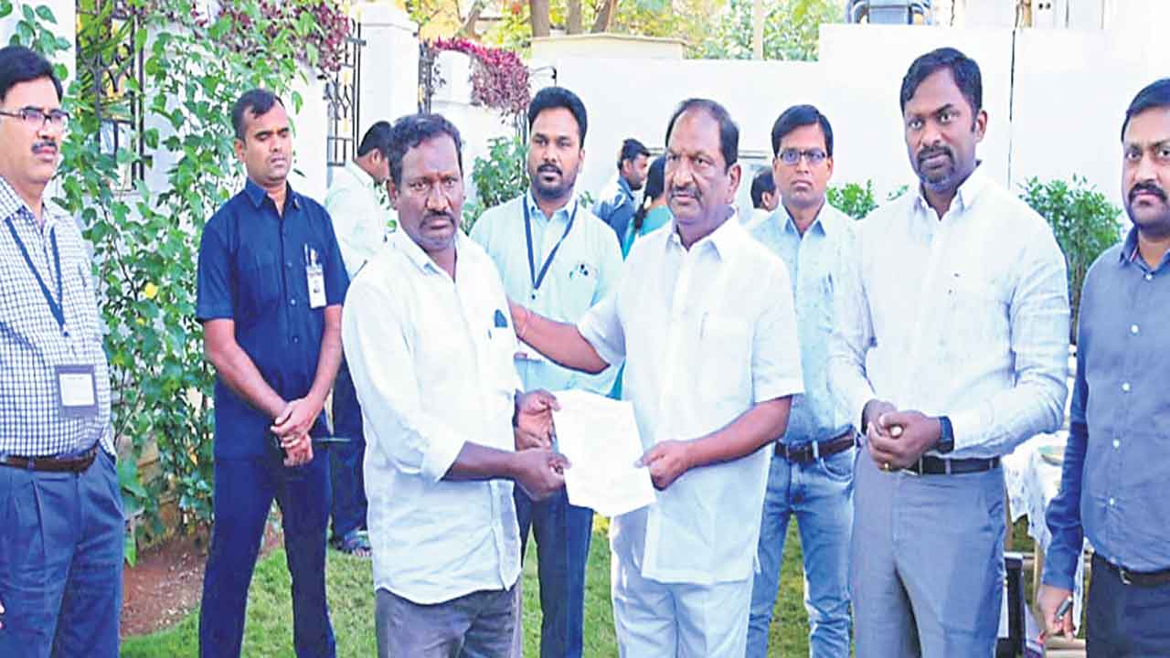 14 మందికి కారుణ్య ఉద్యోగాలు