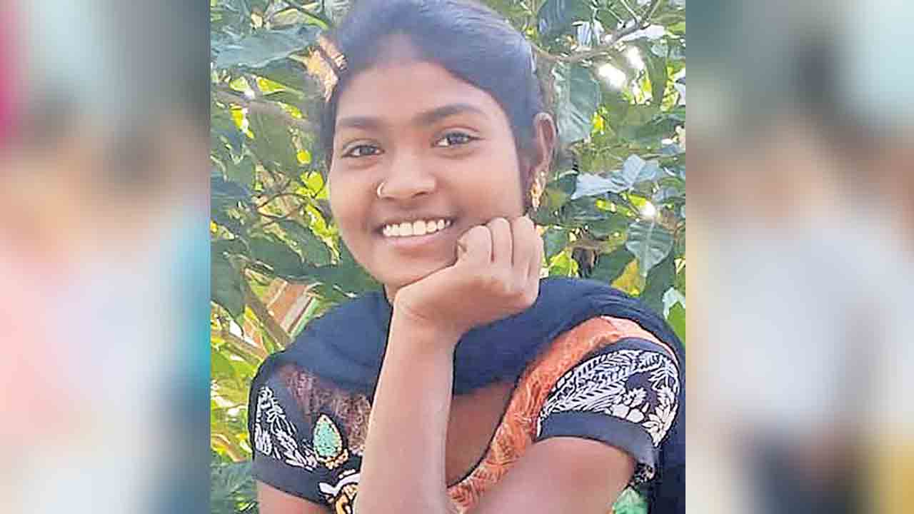 హాస్టల్‌గదిలో విద్యార్థిని ఆత్మహత్య