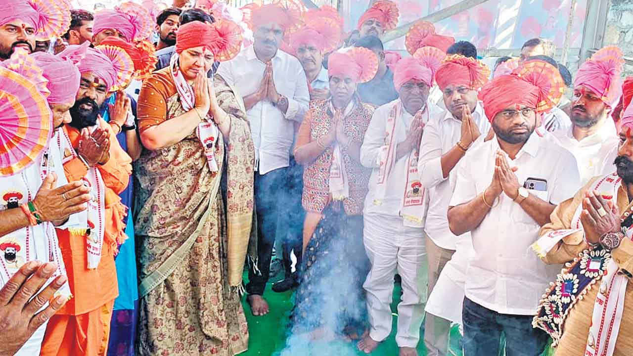 పార్లమెంట్‌లో సేవాలాల్‌ విగ్రహాన్ని ఏర్పాటు చేయాలి