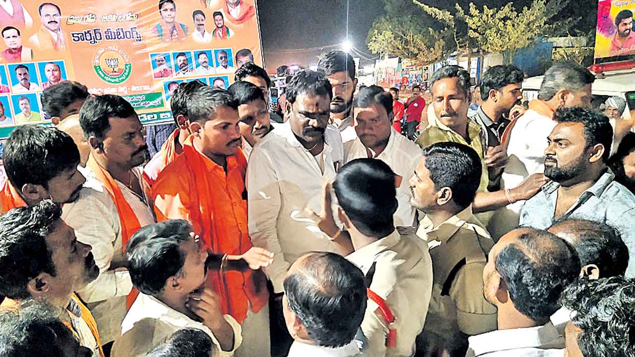 బీజేపీ నేతలకు నిరసన సెగ.. స్పీకర్‌ కుటుంబంపై అనుచిత వ్యాఖ్యలు