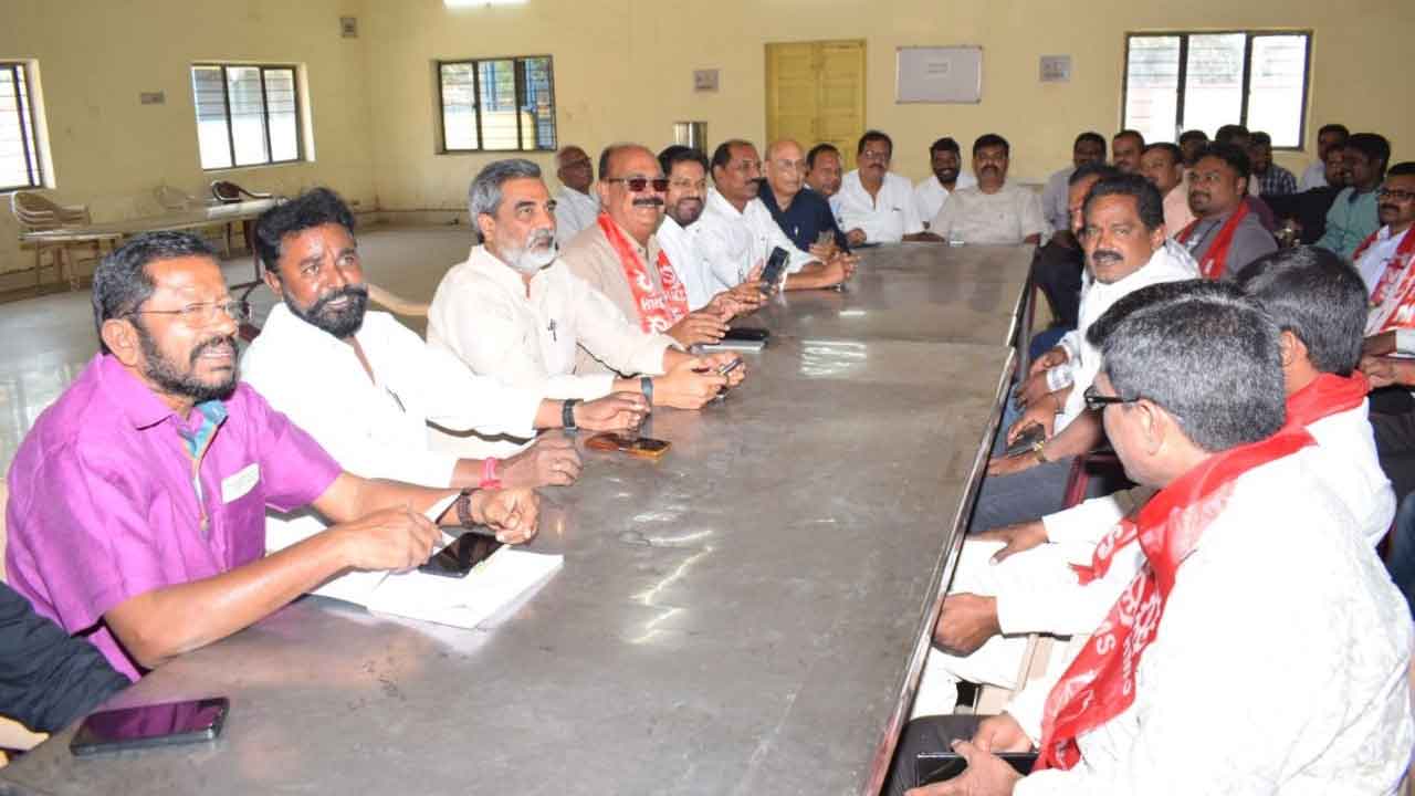 మైనింగ్ సిబ్బందిపై చర్యలకు వ్యతిరేకం