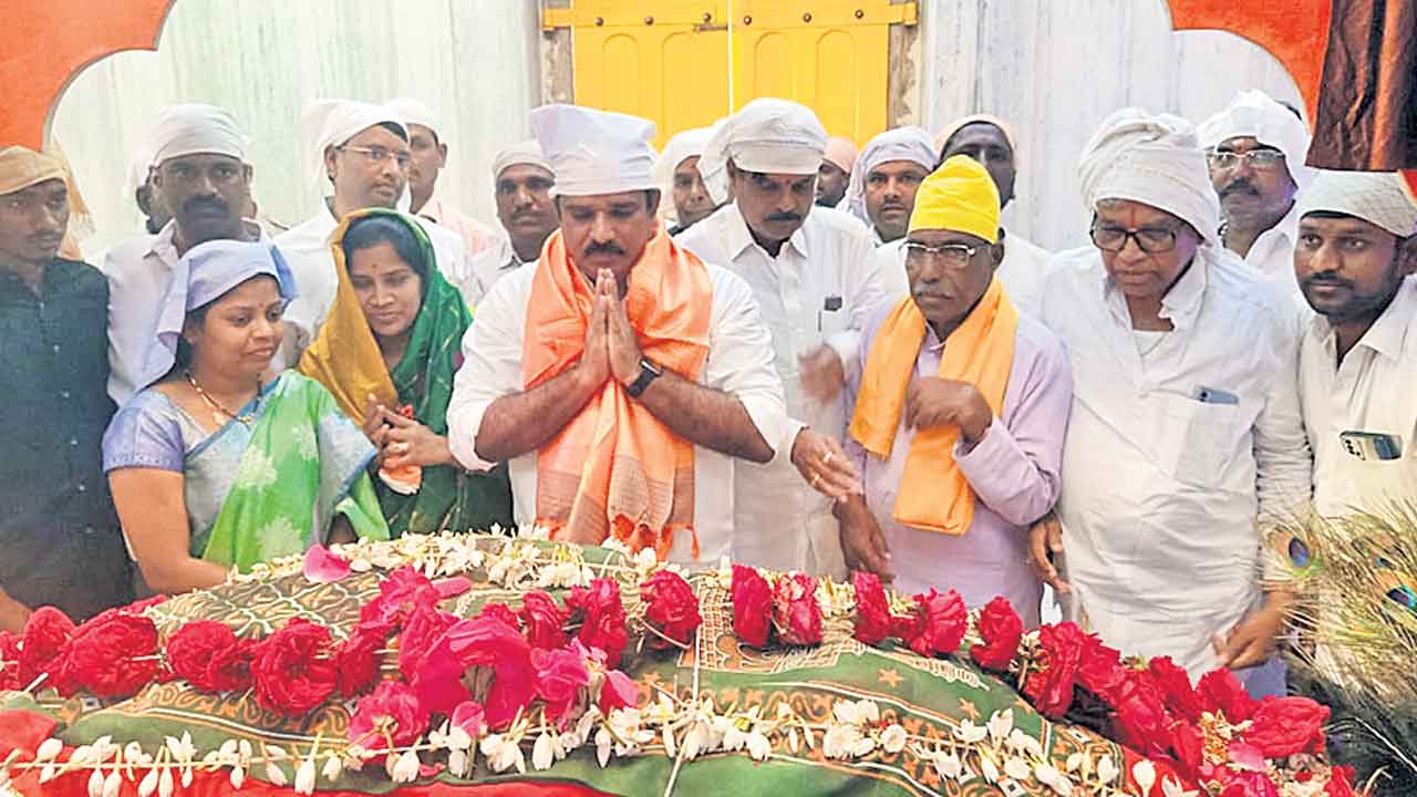 కుల, మతాలకు అతీతంగా..