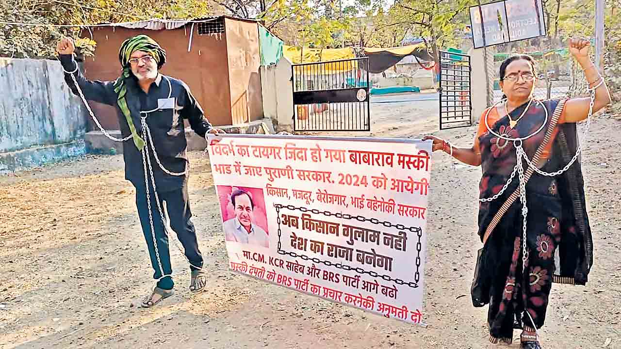 CM KCR | కేసీఆర్‌ రావాలి.. సంకెళ్లు తెంచాలి.. మహారాష్ట్ర నుంచి హైదరాబాద్‌కు దంపతుల పాదయాత్ర