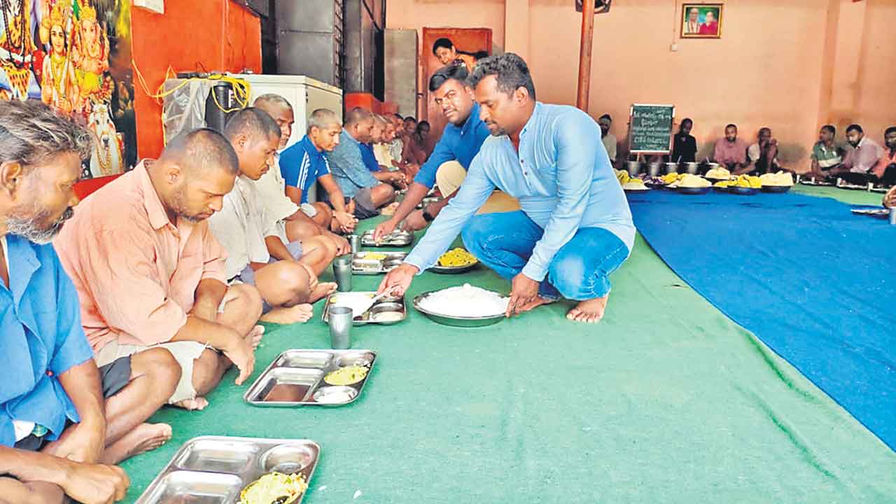 అనాథలకు అమ్మానాన్నలా..