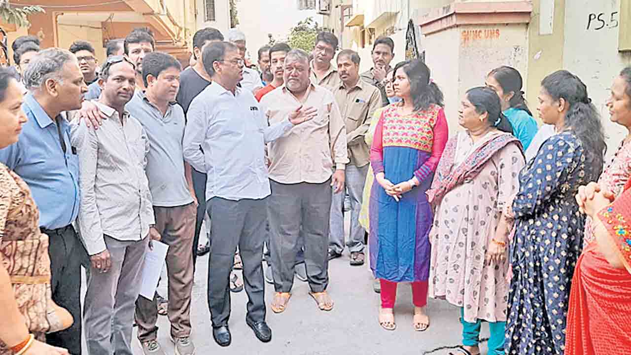 పాదయాత్ర చేసి.. సమస్యలు విని పరిష్కారానికి చర్యలు