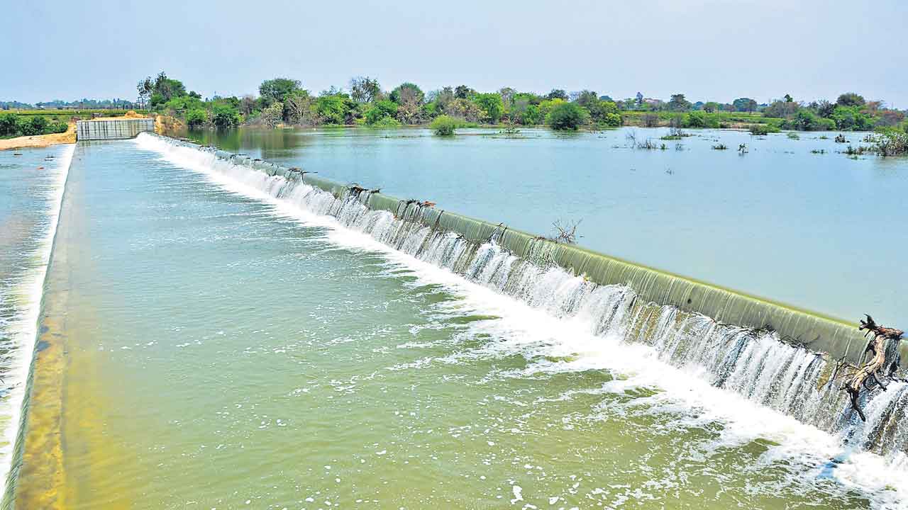 585 వాగులపై చెక్‌డ్యామ్‌లు