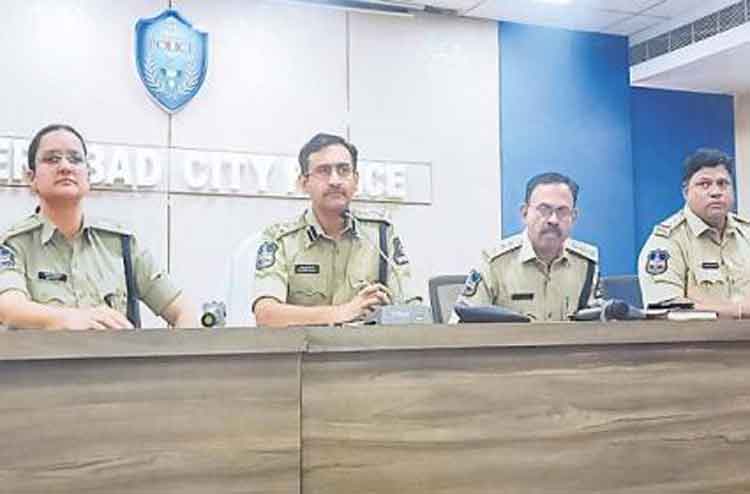 తవ్వినకొద్దీ.. కాపీయింగ్‌ ముఠాలు