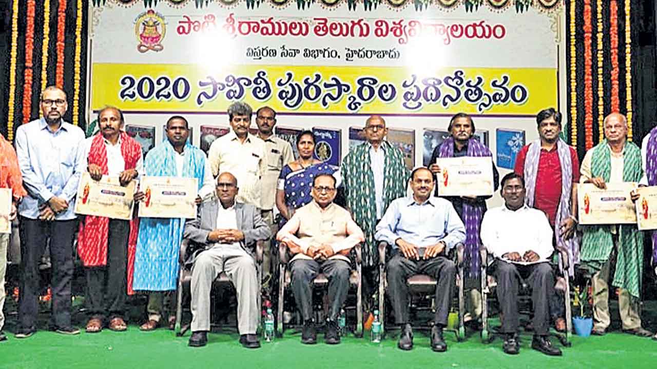 సమాజాన్ని మేల్కొల్పే రచనలు చేయాలి