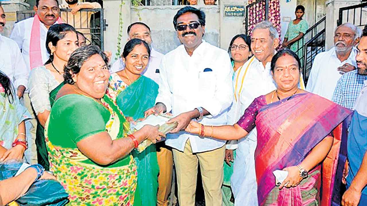 104 మందికి కల్యాణలక్ష్మి చెక్కులు