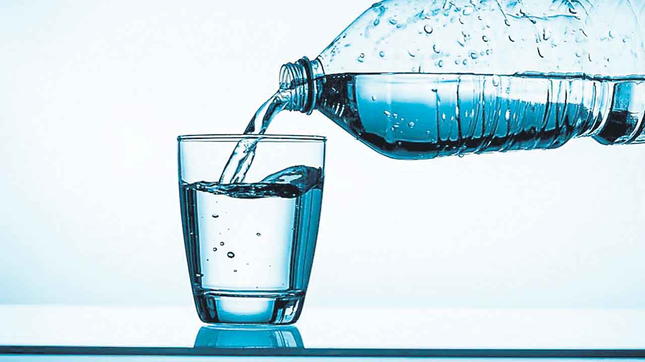 Alkaline Water | విరాట్‌ కోహ్లీ తాగే బ్లాక్ వాటర్‌ స్పెషాలిటీ ఏంటి? అవి తాగితే నిజంగానే రోగాలు రావా?