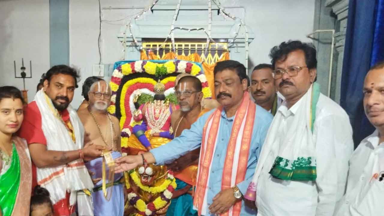 వైభవంగా లక్ష్మీనరసింహుడికి నిత్యారాధనలు