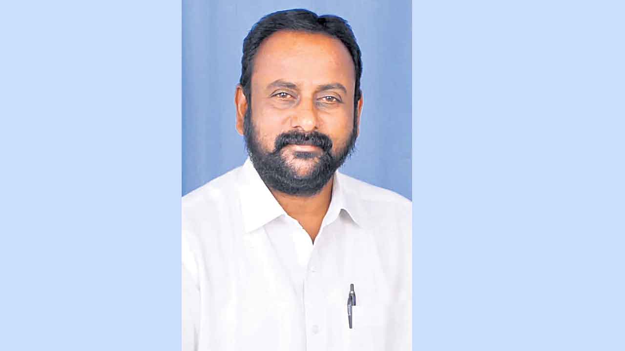 సెల్ఫీ తీసుకొని వ్యాపారి ఆత్మహత్య